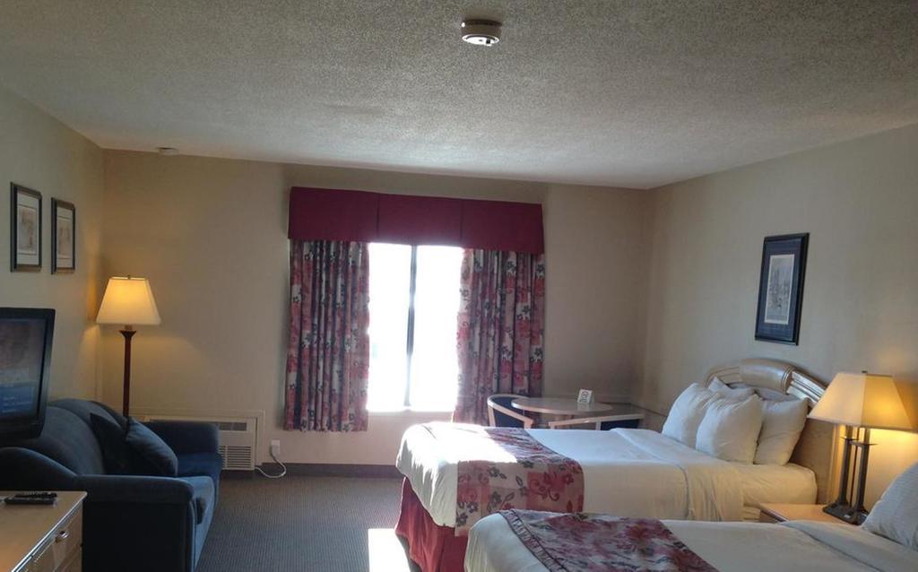 Petawawa River Inn & Suites Extérieur photo
