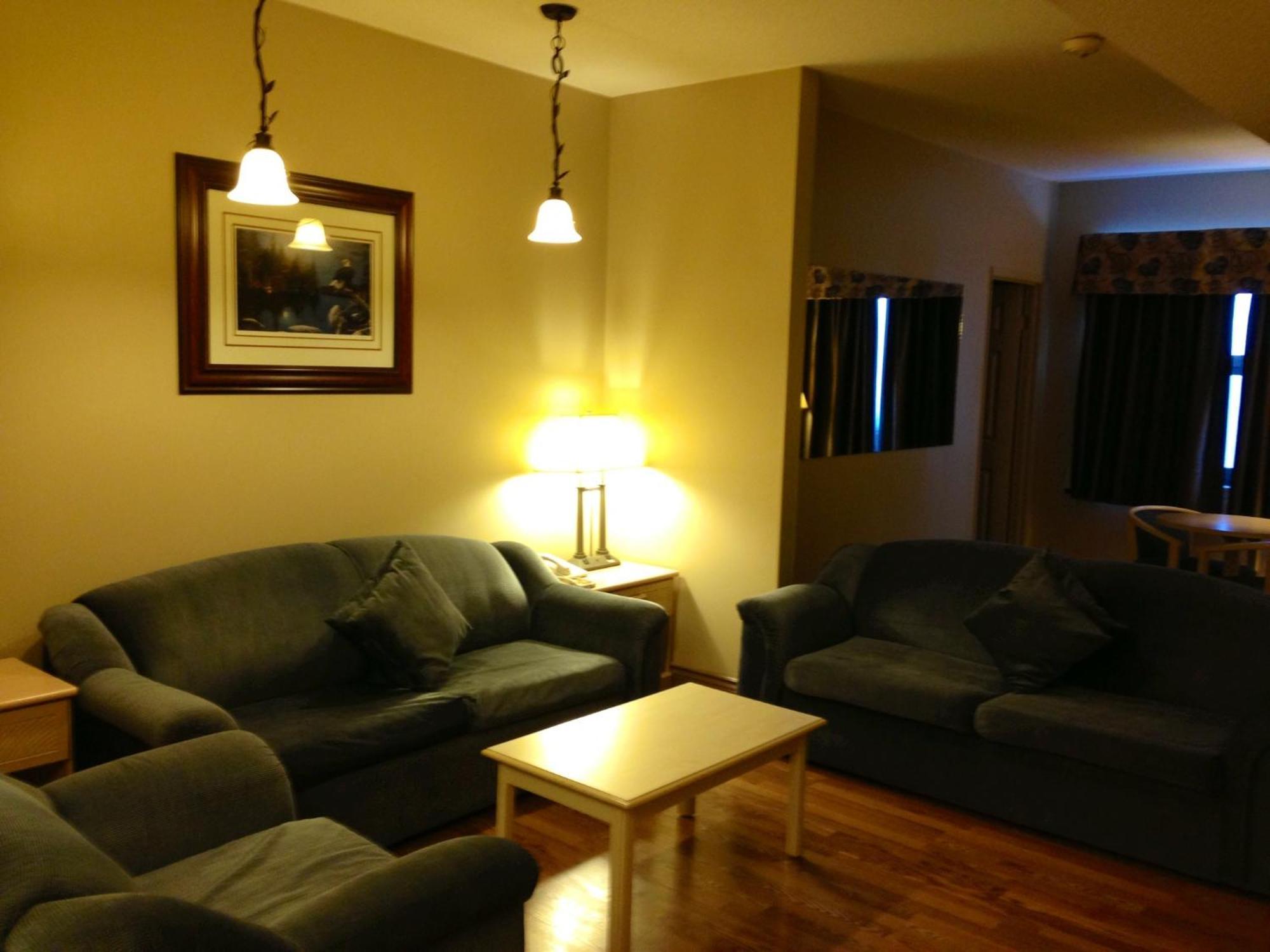 Petawawa River Inn & Suites Extérieur photo