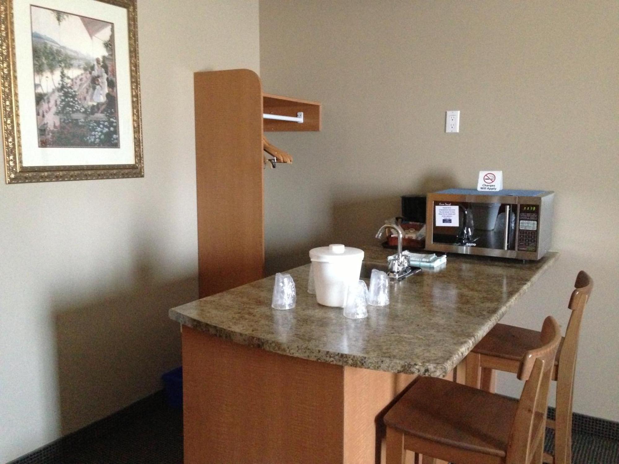 Petawawa River Inn & Suites Extérieur photo