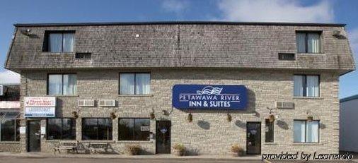 Petawawa River Inn & Suites Extérieur photo